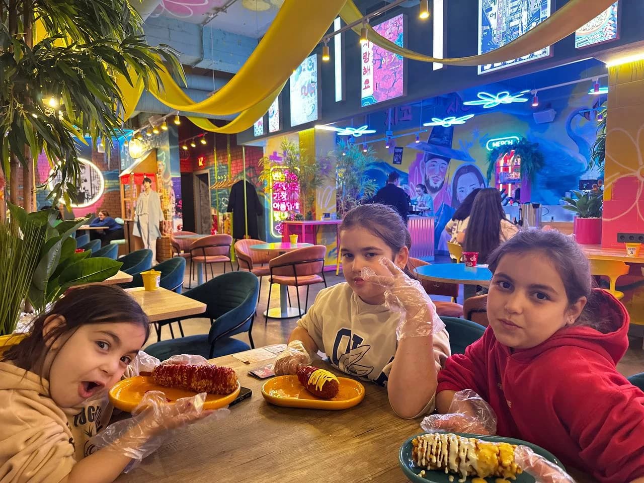 Зал кафе Chicko — столы и стулья