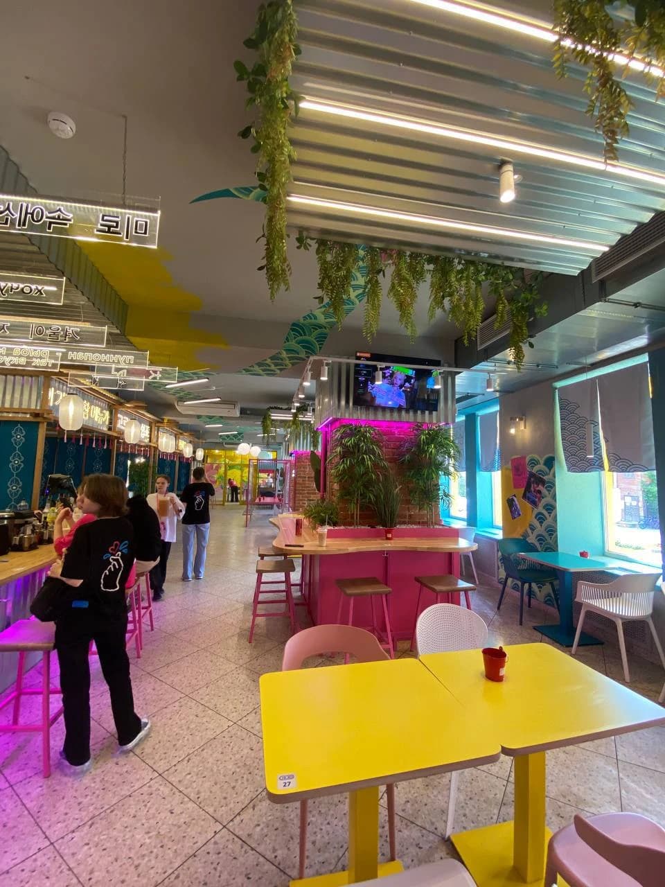 Зал кафе Chicko — столы и стулья для кафе