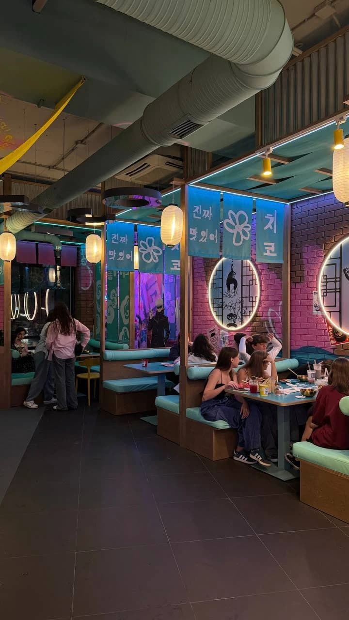 Мягкие диваны в кафе Chicko — зоны с перегородками