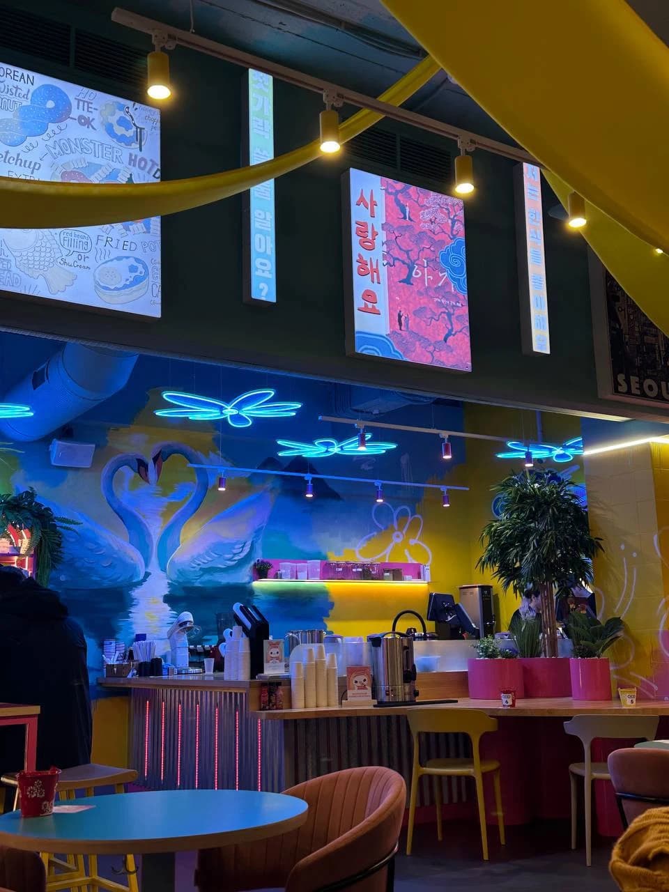 Неоновые вывески и декор в интерьере Chicko