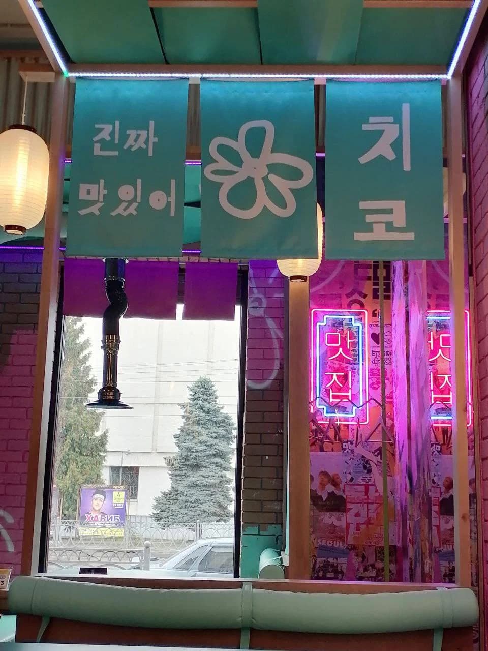 Неоновые надписи на витрине Chicko