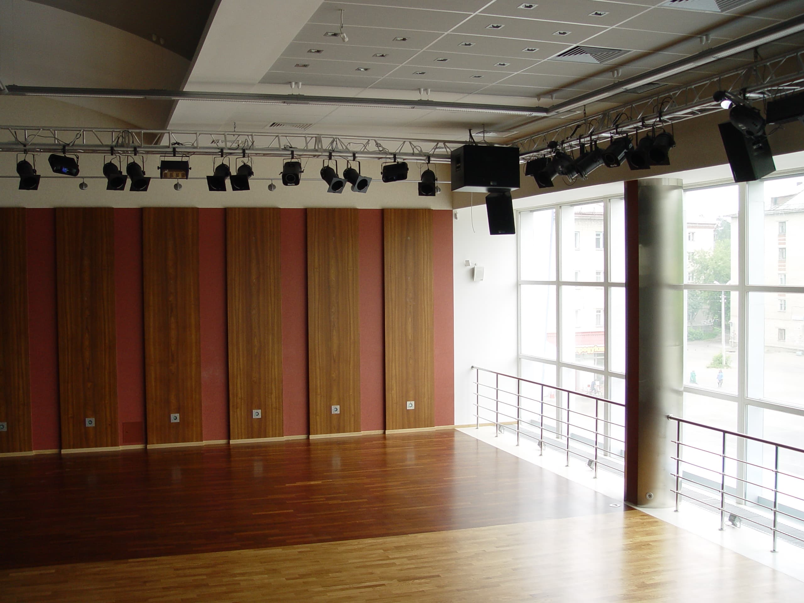 Деревянные панели в зале — дуб и подсветка