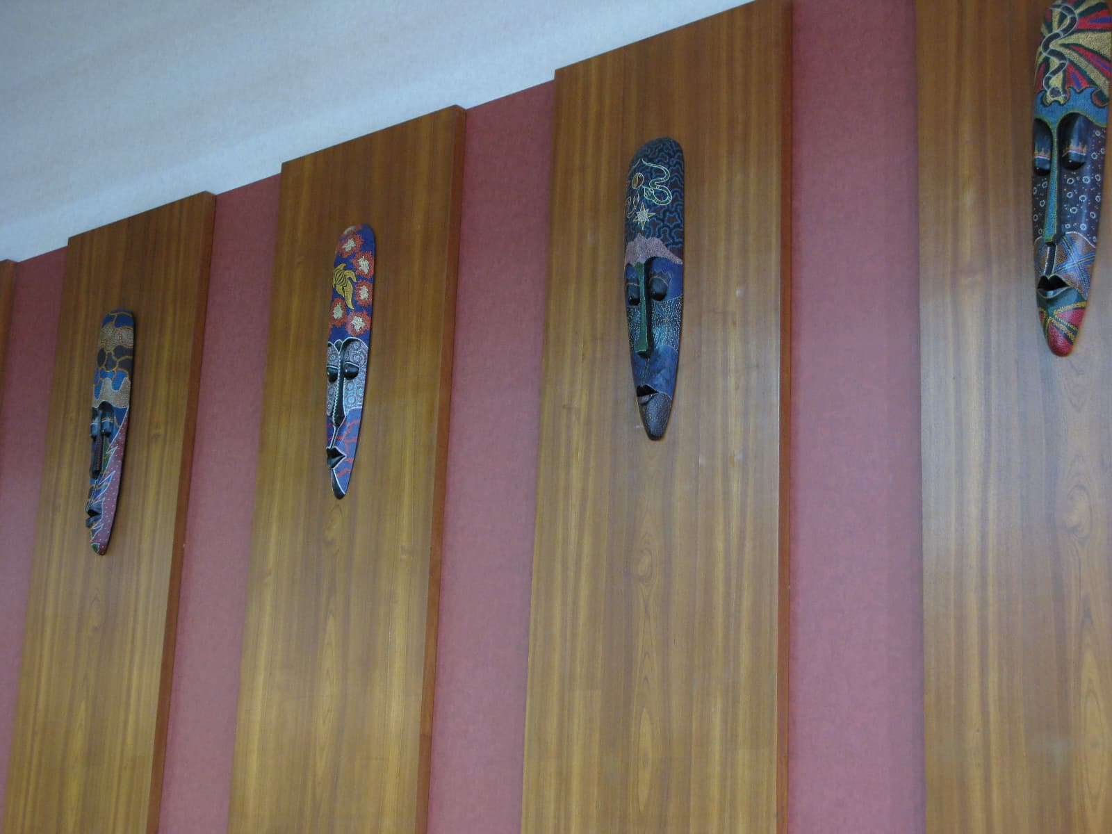 Декоративные панели — деревянные рейки и маски