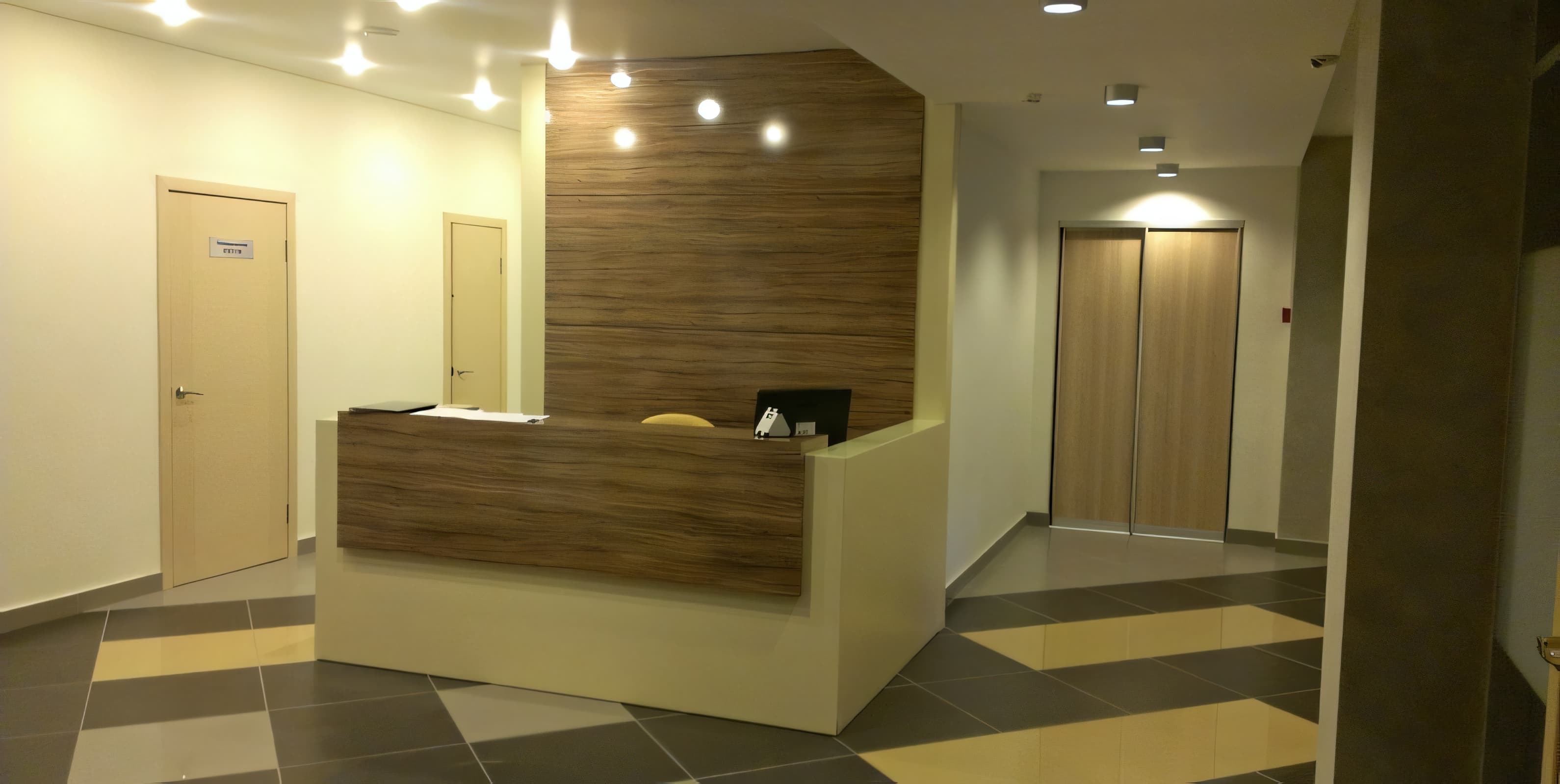 Стойка ресепшн — дерево и камень